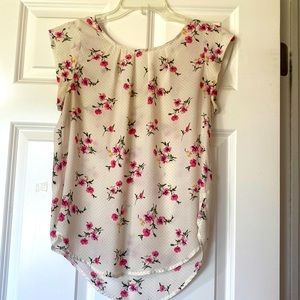 Fantastic summer top with cap sleeves. White with pink flowers